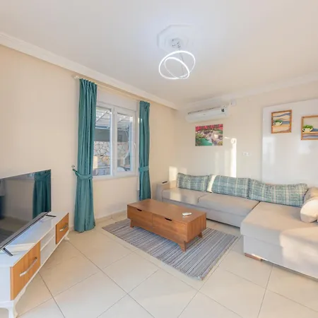 Villa Doga Icinde Havuzlu Lueks Beyaz Kaş