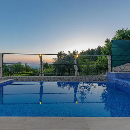 Doga Icinde Havuzlu Lueks Beyaz Villa Kaş