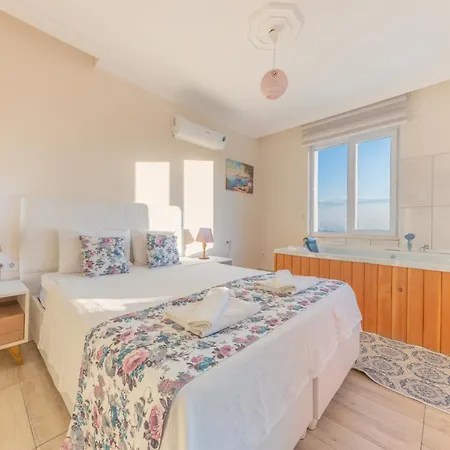 Villa Doga Icinde Havuzlu Lueks Beyaz Kaş