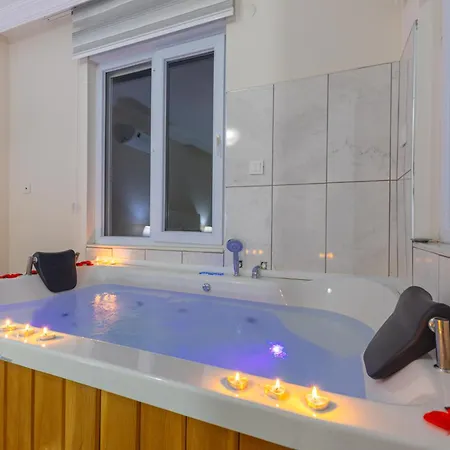 Doga Icinde Havuzlu Lueks Beyaz * Kaş