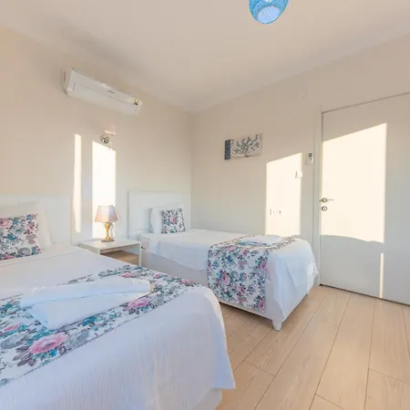 Villa Doga Icinde Havuzlu Lueks Beyaz Kaş
